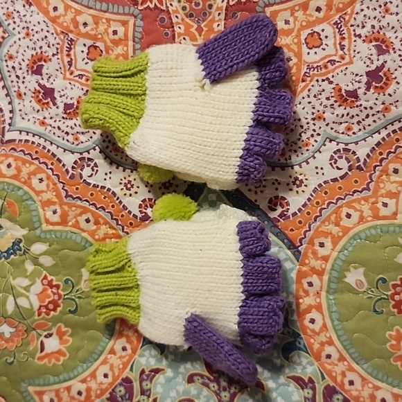 Claire's PANDA Mittens/Gloves - Picture 2 of 7